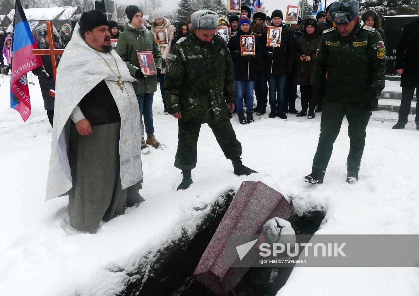 Remains of Red Army soldiers re-buried in Donbass