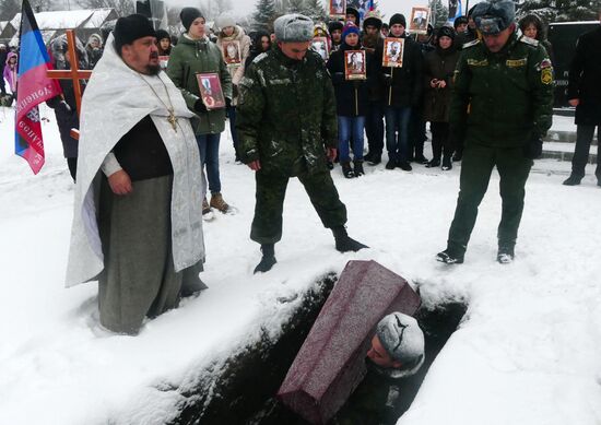 Remains of Red Army soldiers re-buried in Donbass