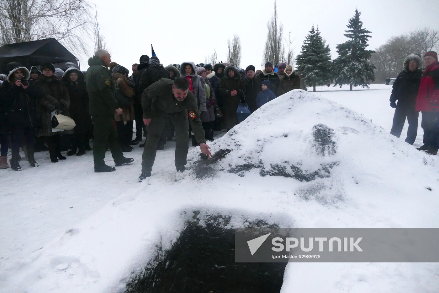 Remains of Red Army soldiers re-buried in Donbass