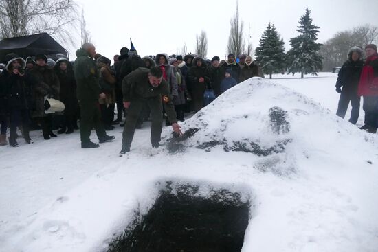 Remains of Red Army soldiers re-buried in Donbass