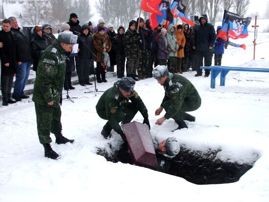 Remains of Red Army soldiers re-buried in Donbass