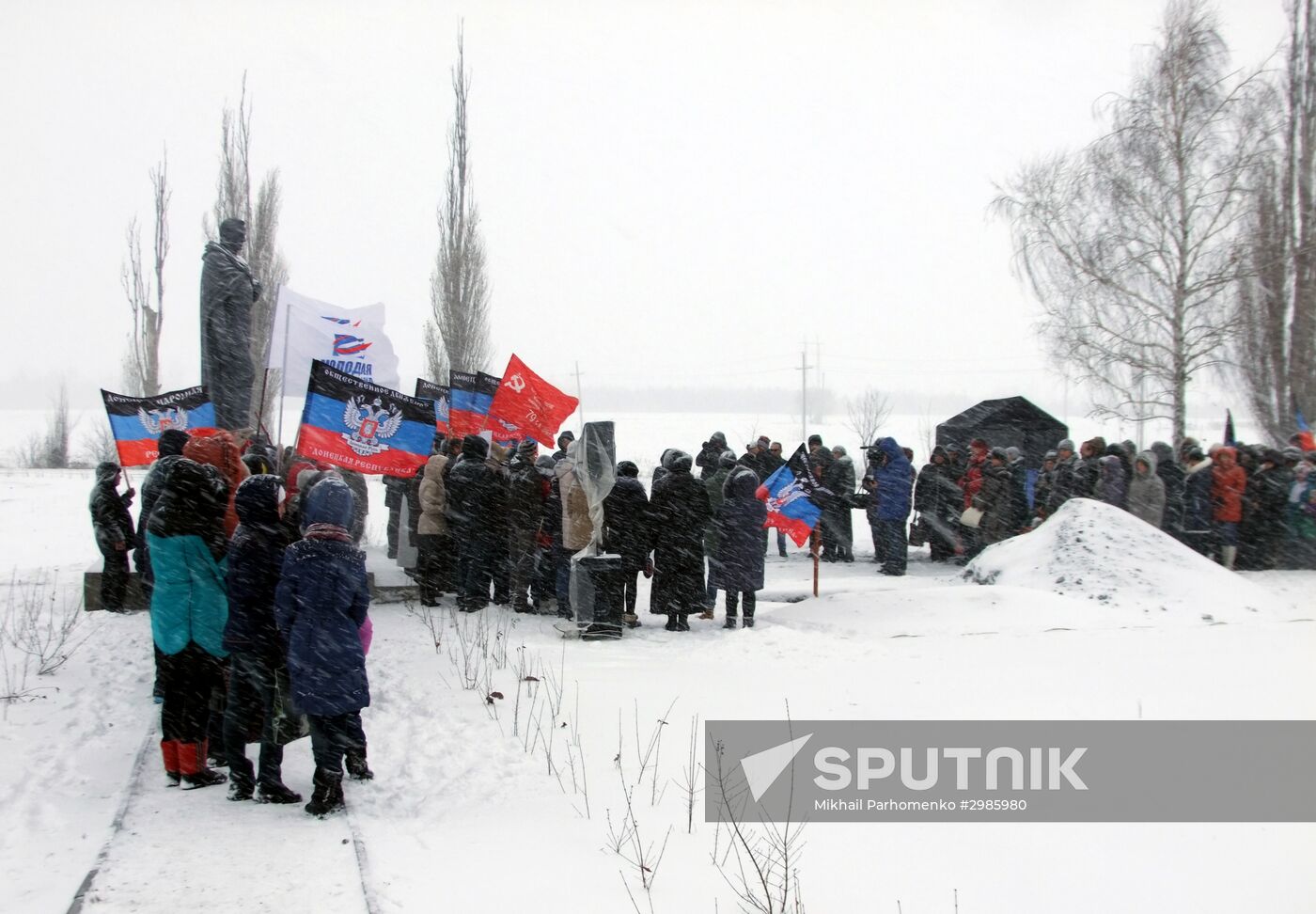 Remains of Red Army soldiers re-buried in Donbass