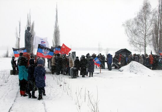 Remains of Red Army soldiers re-buried in Donbass