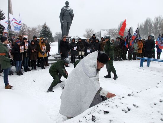 Remains of Red Army soldiers re-buried in Donbass