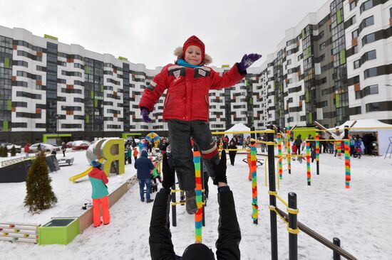 Street knitting workshop in Minsk