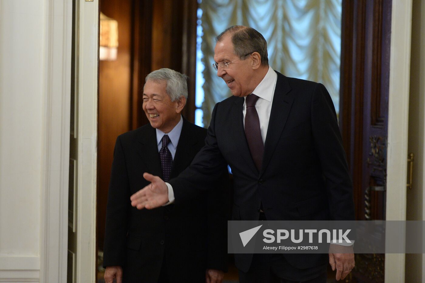 Russian Foreign Minister Sergei Lavrov and his Philippine counterpart Perfecto Yasay meet in Moscow