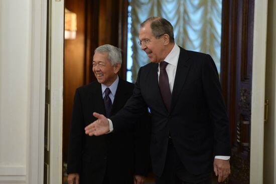 Russian Foreign Minister Sergei Lavrov and his Philippine counterpart Perfecto Yasay meet in Moscow