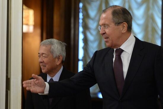 Russian Foreign Minister Sergei Lavrov and his Philippine counterpart Perfecto Yasay meet in Moscow
