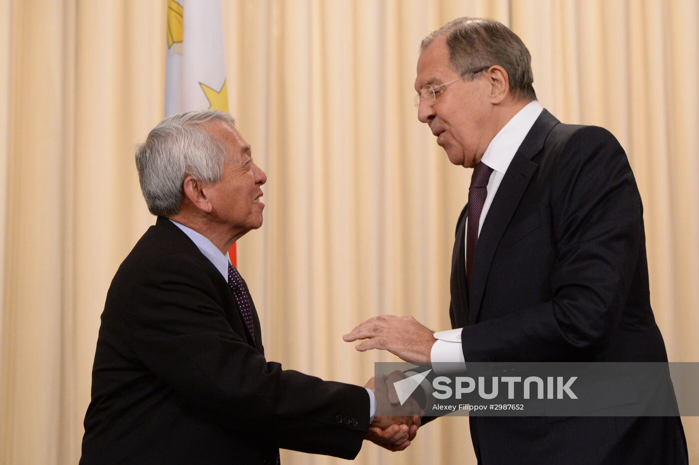 Russian Foreign Minister Sergei Lavrov and his Philippine counterpart Perfecto Yasay meet in Moscow