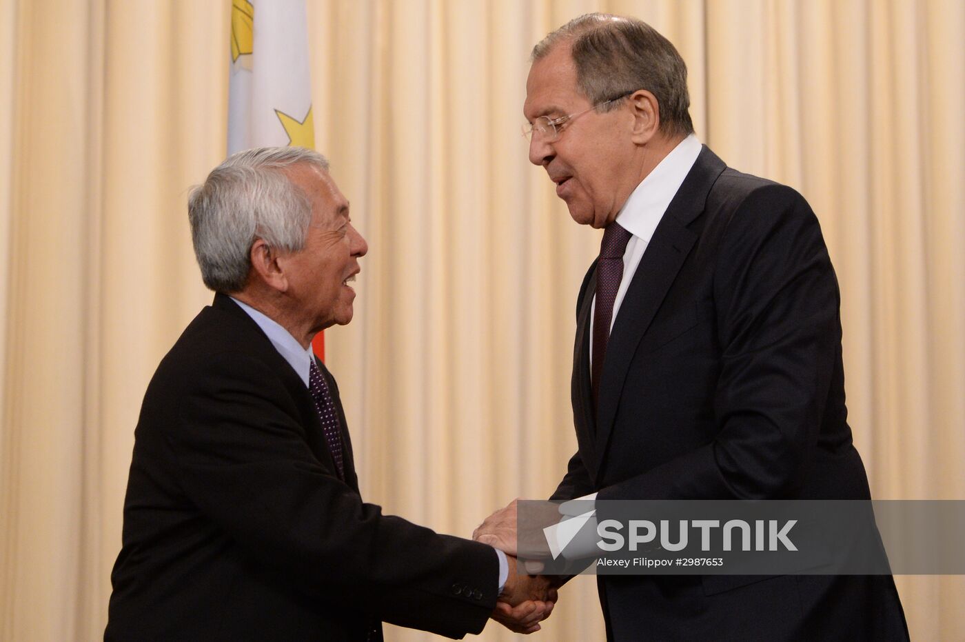 Russian Foreign Minister Sergei Lavrov and his Philippine counterpart Perfecto Yasay meet in Moscow