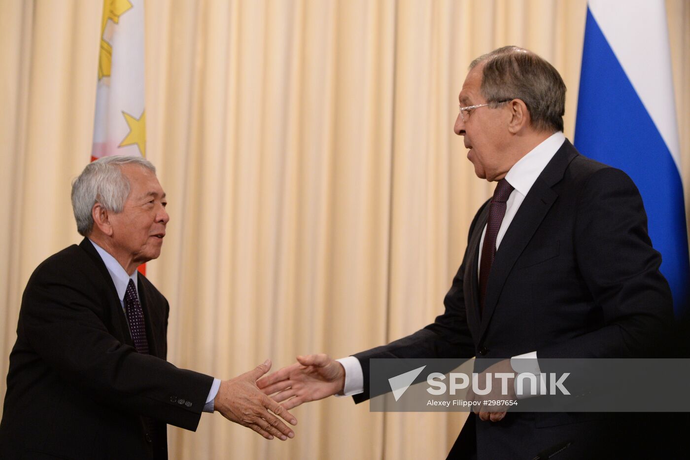 Russian Foreign Minister Sergei Lavrov and his Philippine counterpart Perfecto Yasay meet in Moscow