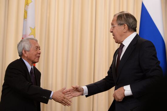 Russian Foreign Minister Sergei Lavrov and his Philippine counterpart Perfecto Yasay meet in Moscow