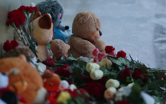 Nefteyugansk residents bring flowers to sports center used by children who died in traffic accident