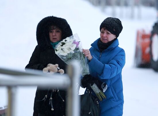 Nefteyugansk residents bring flowers to sports center used by children who died in traffic accident