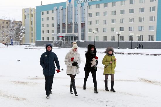 Nefteyugansk residents bring flowers to sports center used by children who died in traffic accident