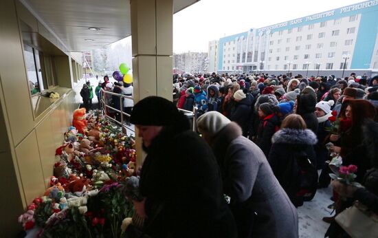 Nefteyugansk residents bring flowers to sports center used by children who died in traffic accident