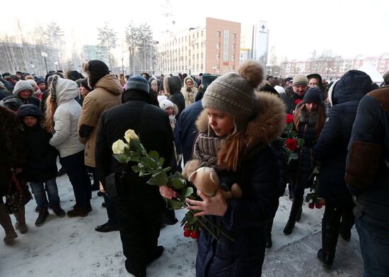Nefteyugansk residents bring flowers to sports center used by children who died in traffic accident