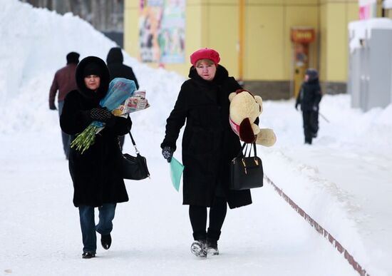 Nefteyugansk residents bring flowers to sports center used by children who died in traffic accident