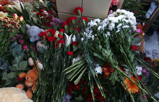 Nefteyugansk residents bring flowers to sports center used by children who died in traffic accident