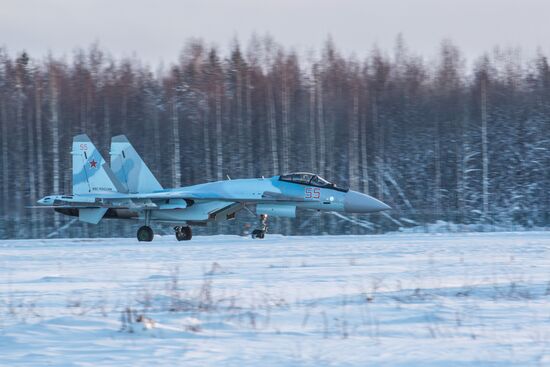 Advanced Su-35S Super-Flanker fighters arrive at base airfield in Karelia