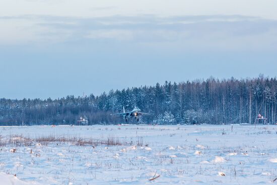 Advanced Su-35S Super-Flanker fighters arrive at base airfield in Karelia