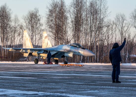 Advanced Su-35S Super-Flanker fighters arrive at base airfield in Karelia
