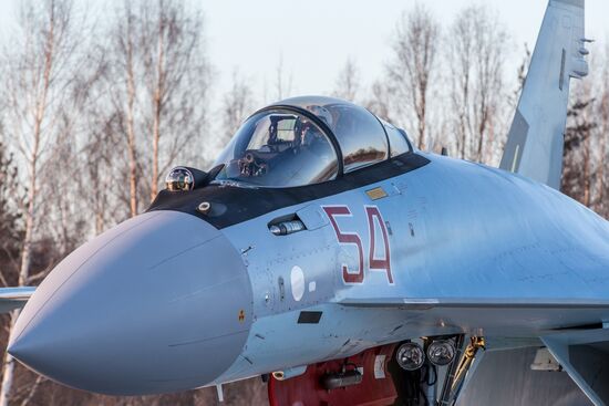 Advanced Su-35S Super-Flanker fighters arrive at base airfield in Karelia