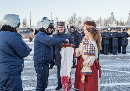 Advanced Su-35S Super-Flanker fighters arrive at base airfield in Karelia