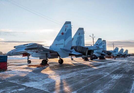 Advanced Su-35S Super-Flanker fighters arrive at base airfield in Karelia