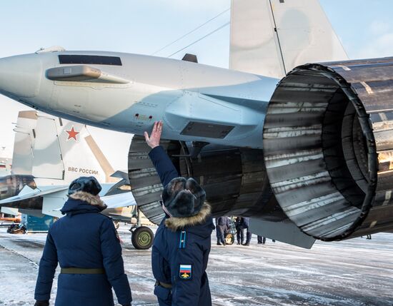 Advanced Su-35S Super-Flanker fighters arrive at base airfield in Karelia