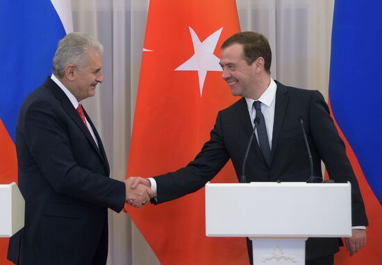 Russian Prime Minister Dmitry Medvedev meets with Turkish Prime Minister Binali Yildirim