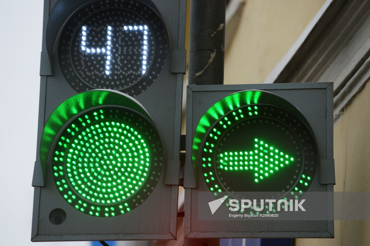 Experimental traffic lights with circular countdown