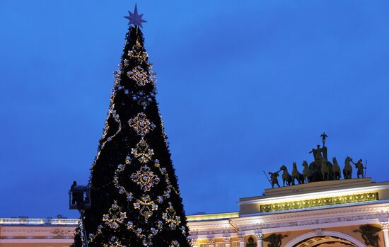 Main Christmas tree assembled in St. Petersburg