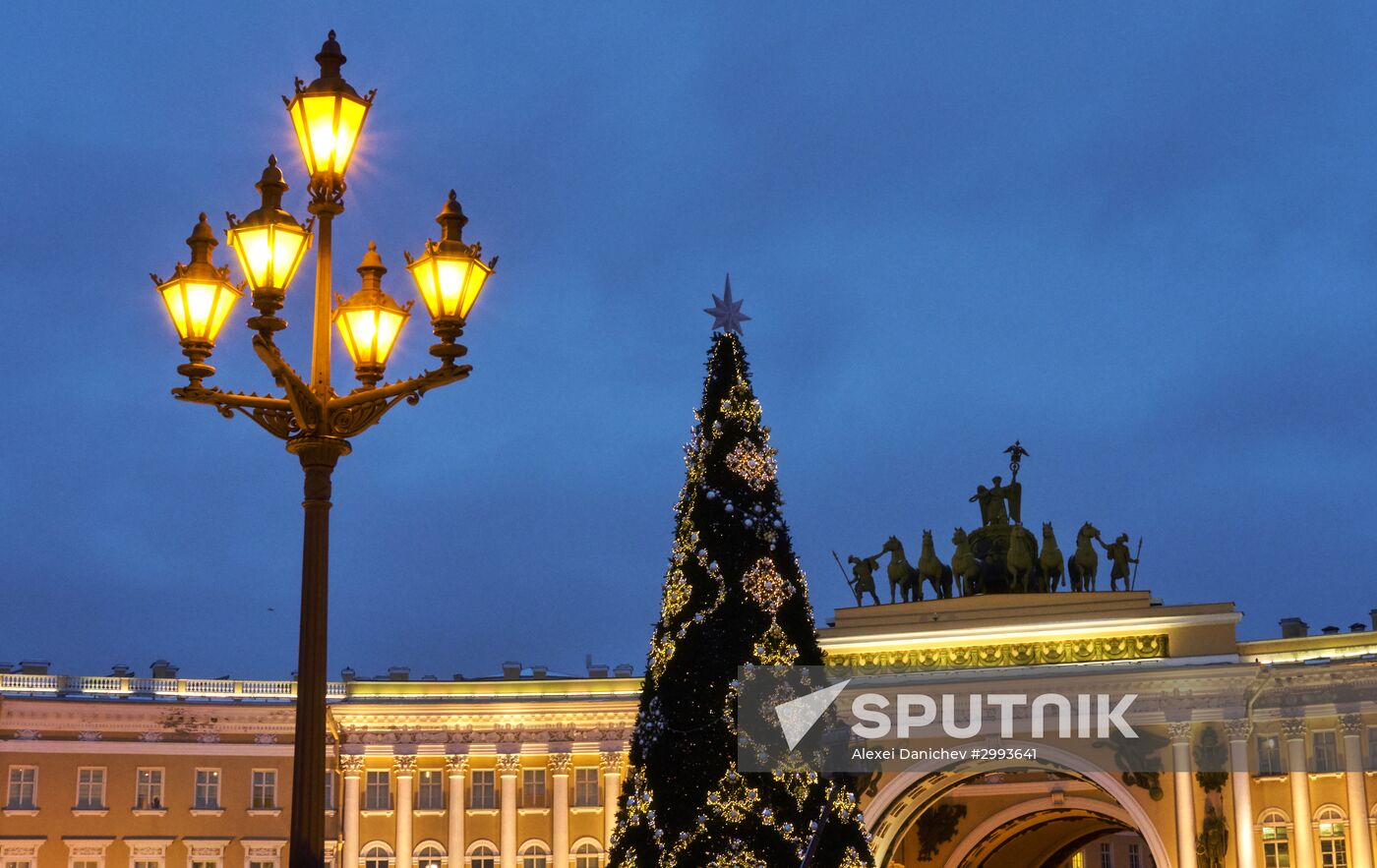 Main Christmas tree assembled in St. Petersburg