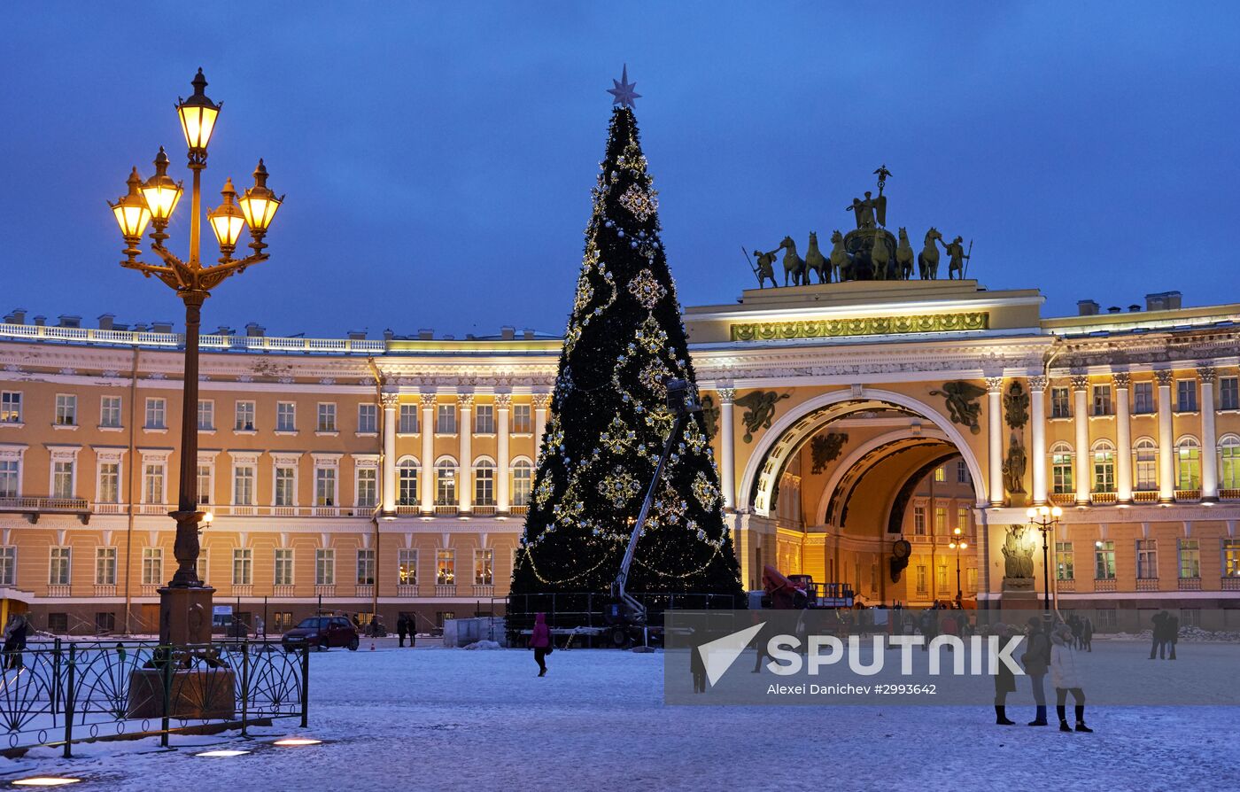Main Christmas tree assembled in St. Petersburg