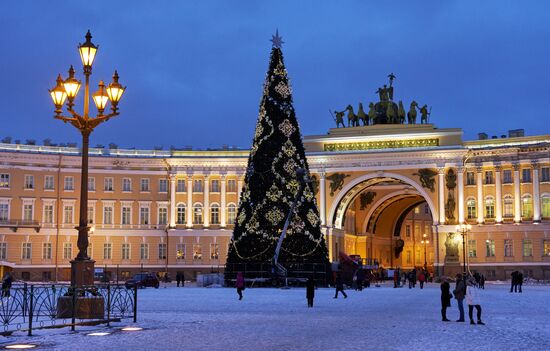 Main Christmas tree assembled in St. Petersburg