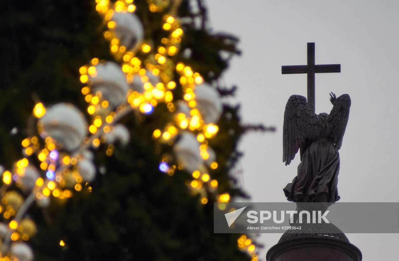 Main Christmas tree assembled in St. Petersburg