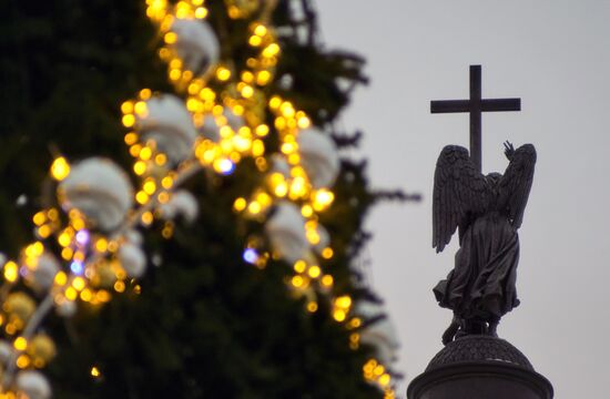 Main Christmas tree assembled in St. Petersburg