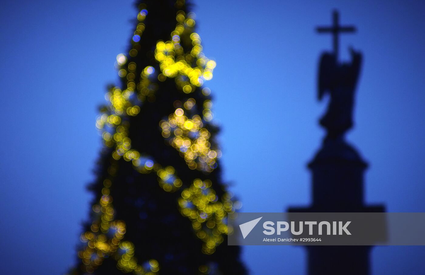 Main Christmas tree assembled in St. Petersburg
