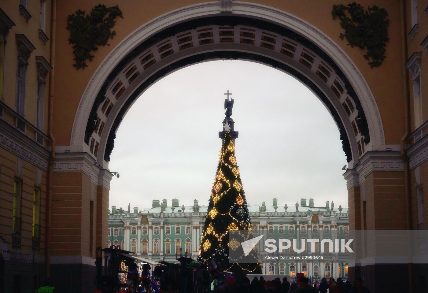 Main Christmas tree assembled in St. Petersburg