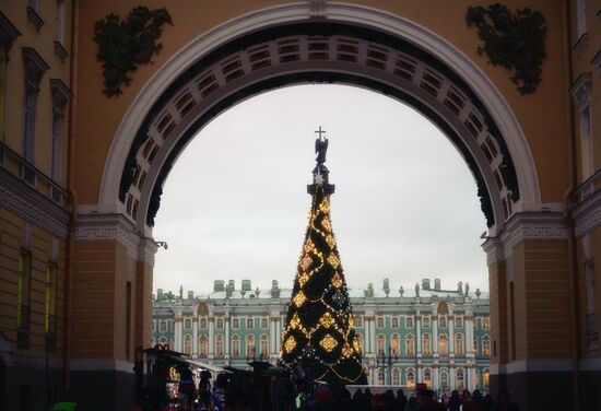 Main Christmas tree assembled in St. Petersburg