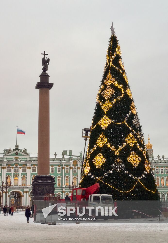 Main Christmas tree assembled in St. Petersburg