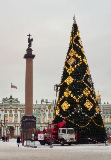 Main Christmas tree assembled in St. Petersburg