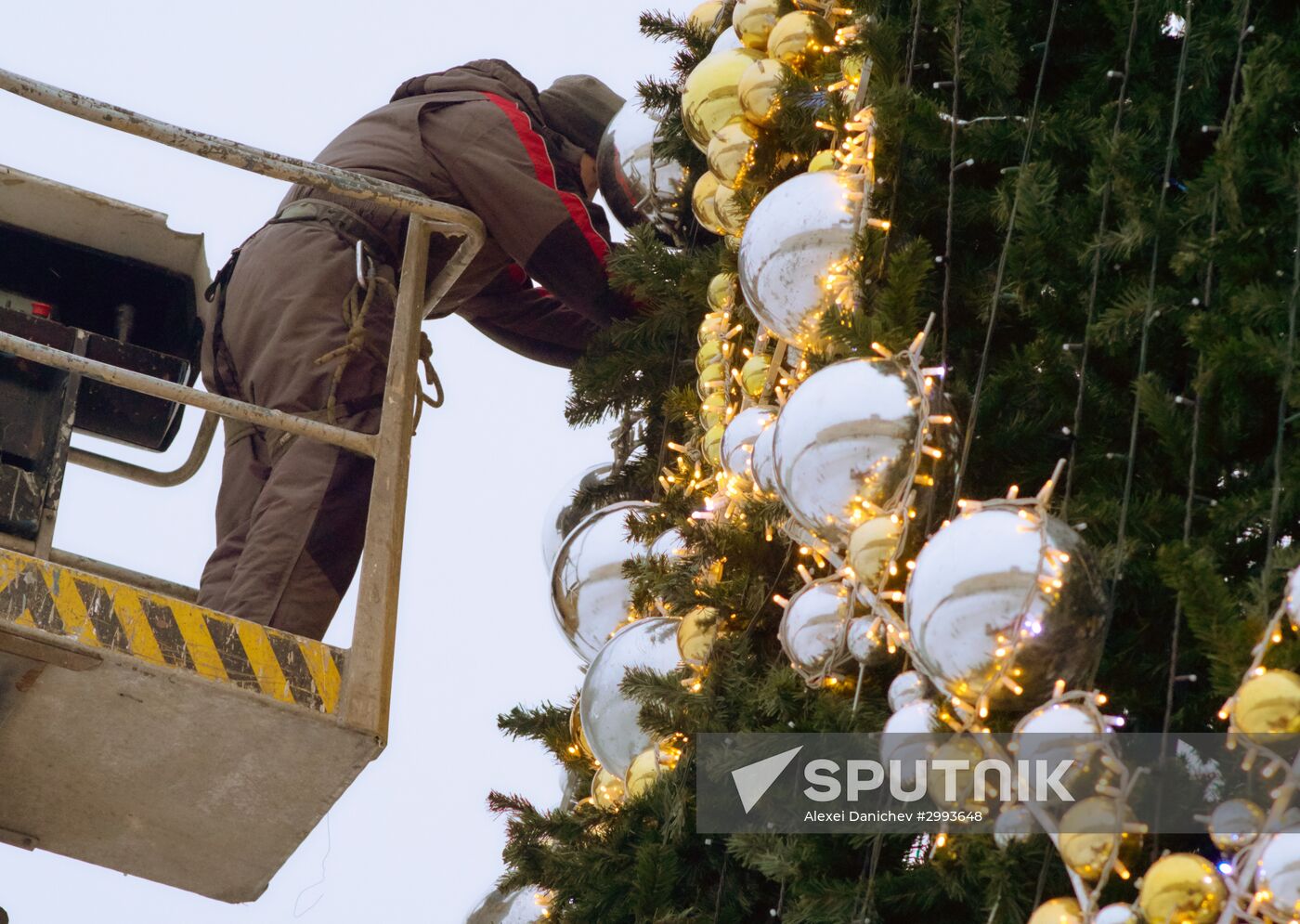 Main Christmas tree assembled in St. Petersburg