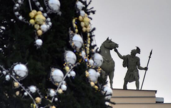 Main Christmas tree assembled in St. Petersburg