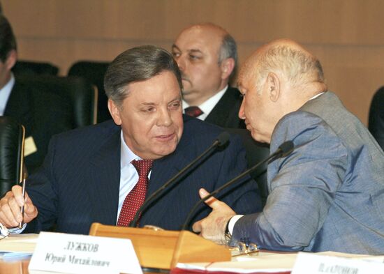 Gromov and Luzhkov during joint meeting