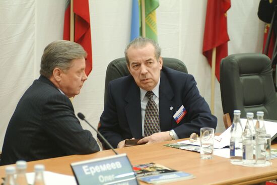 Gromov and Volsky during meeting