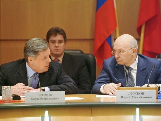 Gromov and Luzhkov during meeting