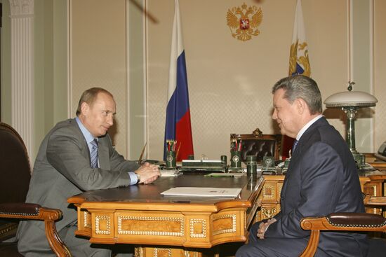 Putin meets Gromov in Novo-Ogaryovo
