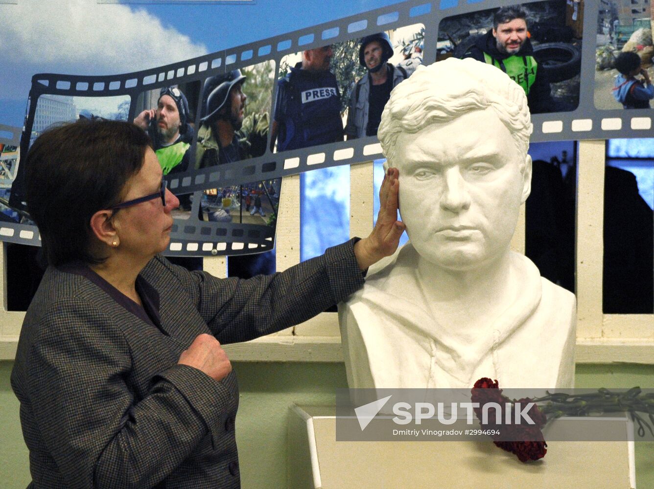 Andrei Stenin's bust installed in his home school